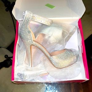 New in box 5” silver glitter studded heels